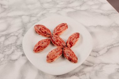 Koyu çikolata parçaları ile tanımlama