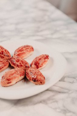 Koyu çikolata parçaları ile tanımlama