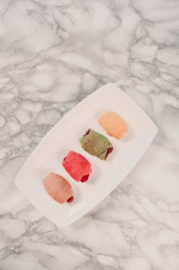 Koyu çikolata parçaları ile tanımlama