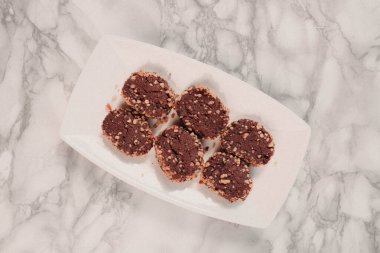 Koyu çikolata parçaları ile tanımlama