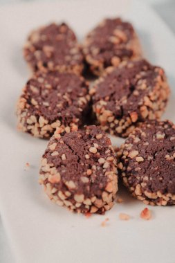 Koyu çikolata parçaları ile tanımlama