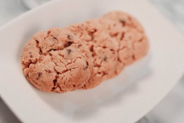 Koyu çikolata parçaları ile tanımlama