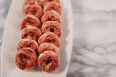 Koyu çikolata parçaları ile tanımlama