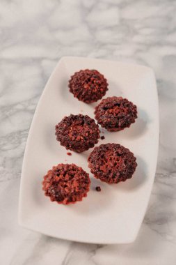 Koyu çikolata parçaları ile tanımlama