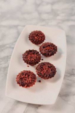 Koyu çikolata parçaları ile tanımlama