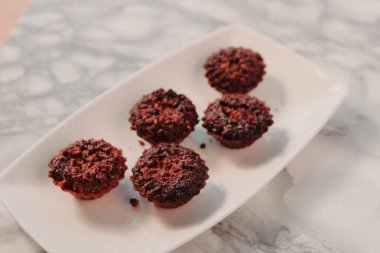 Koyu çikolata parçaları ile tanımlama