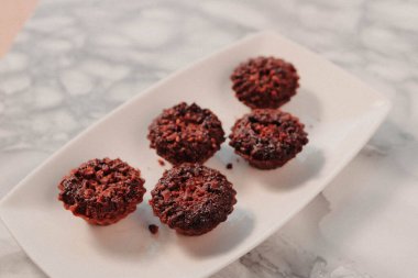 Koyu çikolata parçaları ile tanımlama