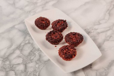 Koyu çikolata parçaları ile tanımlama