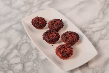 Koyu çikolata parçaları ile tanımlama