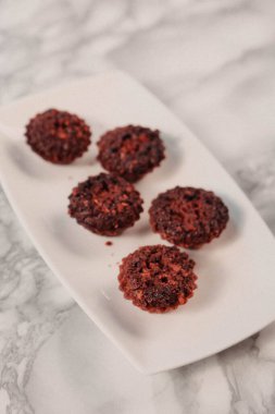 Koyu çikolata parçaları ile tanımlama