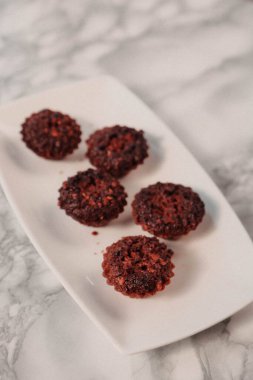 Koyu çikolata parçaları ile tanımlama