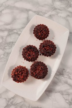 Koyu çikolata parçaları ile tanımlama