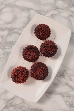 Koyu çikolata parçaları ile tanımlama