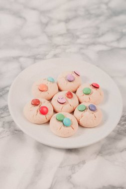 Koyu çikolata parçaları ile tanımlama