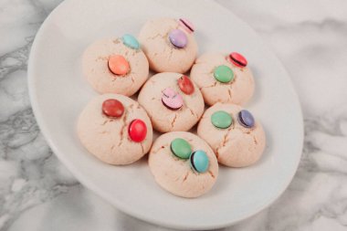 Koyu çikolata parçaları ile tanımlama