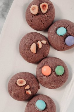 Koyu çikolata parçaları ile tanımlama