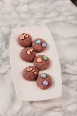 Koyu çikolata parçaları ile tanımlama