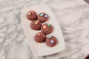 Koyu çikolata parçaları ile tanımlama