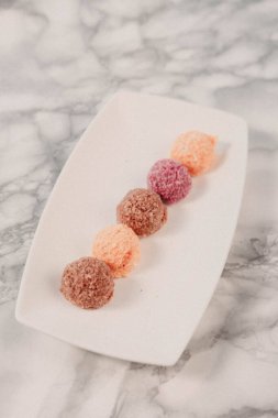 Koyu çikolata parçaları ile tanımlama