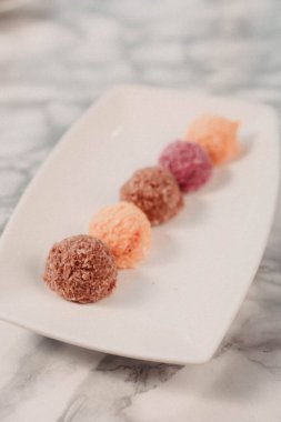 Koyu çikolata parçaları ile tanımlama