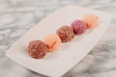 Koyu çikolata parçaları ile tanımlama