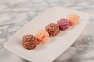 Koyu çikolata parçaları ile tanımlama