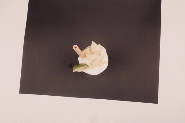 เคร องด อกเทลแอลกอฮอล บนโต ะในร านอาหาร — ภาพถ่ายสต็อก