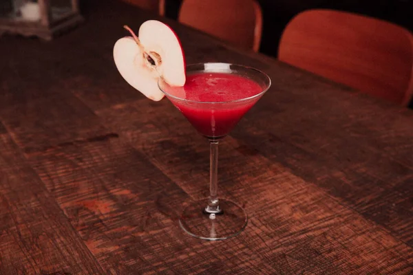 Lokantadaki masada alkol kokteyli.