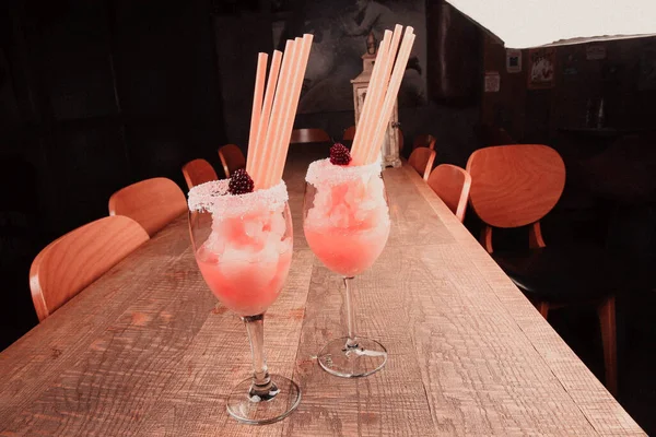 Lokantadaki masada alkol kokteyli.