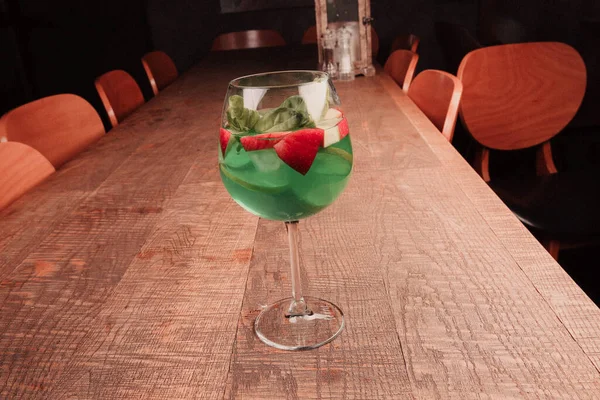 Lokantadaki masada alkol kokteyli.