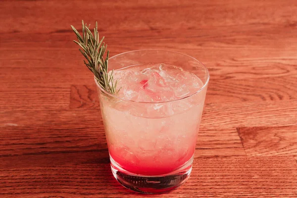 Lokantadaki masada alkol kokteyli.