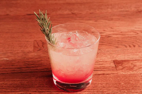 Lokantadaki masada alkol kokteyli.