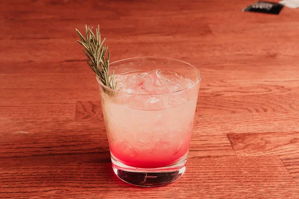 Lokantadaki masada alkol kokteyli.