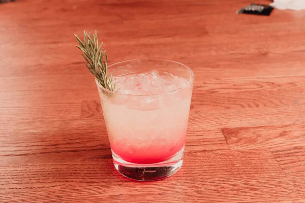 Lokantadaki masada alkol kokteyli.