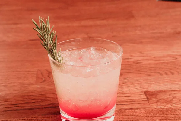 Lokantadaki masada alkol kokteyli.