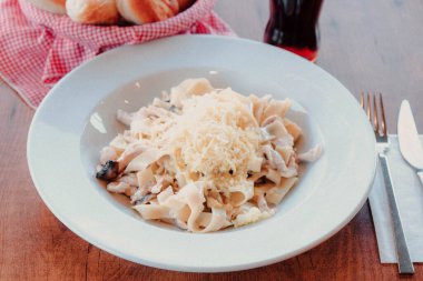 Lezzetli soslu lezzetli klasik İtalyan makarnası..