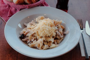 Lezzetli soslu lezzetli klasik İtalyan makarnası..