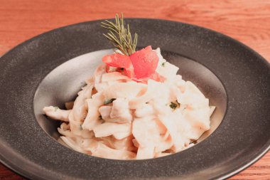 Lezzetli soslu lezzetli klasik İtalyan makarnası..