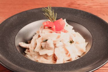 Lezzetli soslu lezzetli klasik İtalyan makarnası..