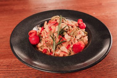 Lezzetli soslu lezzetli klasik İtalyan makarnası..