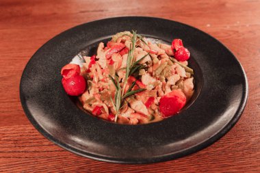 Lezzetli soslu lezzetli klasik İtalyan makarnası..