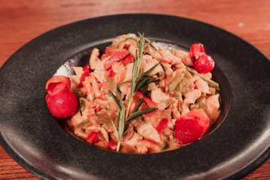 Lezzetli soslu lezzetli klasik İtalyan makarnası..