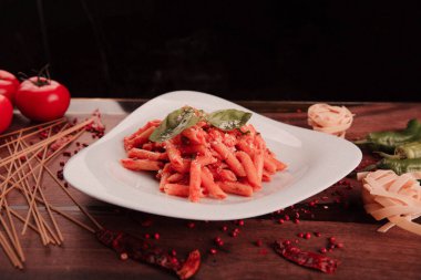 Lezzetli soslu lezzetli klasik İtalyan makarnası..