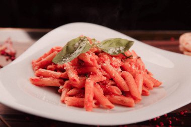 Lezzetli soslu lezzetli klasik İtalyan makarnası..