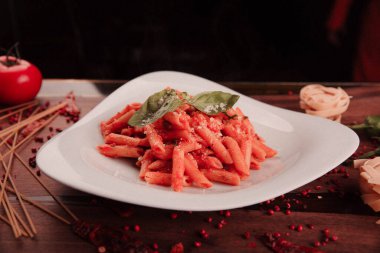 Lezzetli soslu lezzetli klasik İtalyan makarnası..