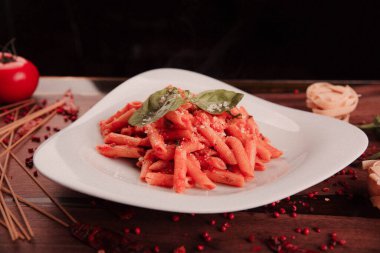 Lezzetli soslu lezzetli klasik İtalyan makarnası..