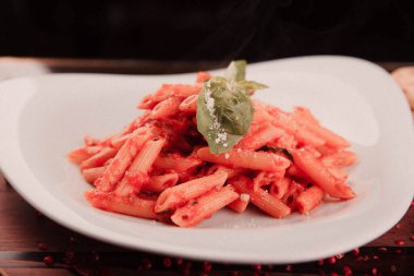 Lezzetli soslu lezzetli klasik İtalyan makarnası..