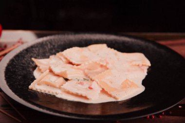 Lezzetli soslu lezzetli klasik İtalyan makarnası..