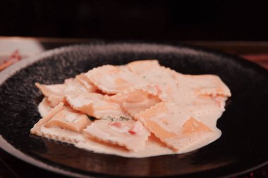 Lezzetli soslu lezzetli klasik İtalyan makarnası..