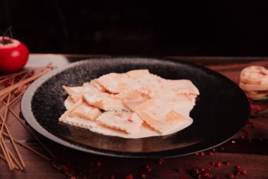 Lezzetli soslu lezzetli klasik İtalyan makarnası..